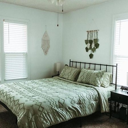 Bluebird Cottage, Walking Distance To Fairgrounds 哈金森 外观 照片