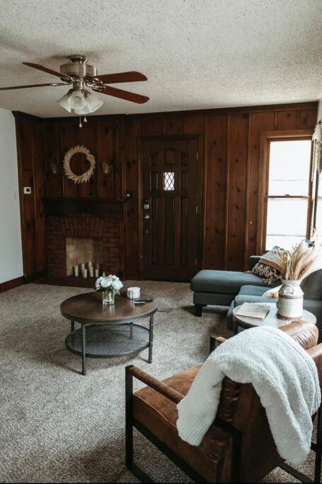 Bluebird Cottage, Walking Distance To Fairgrounds 哈金森 外观 照片