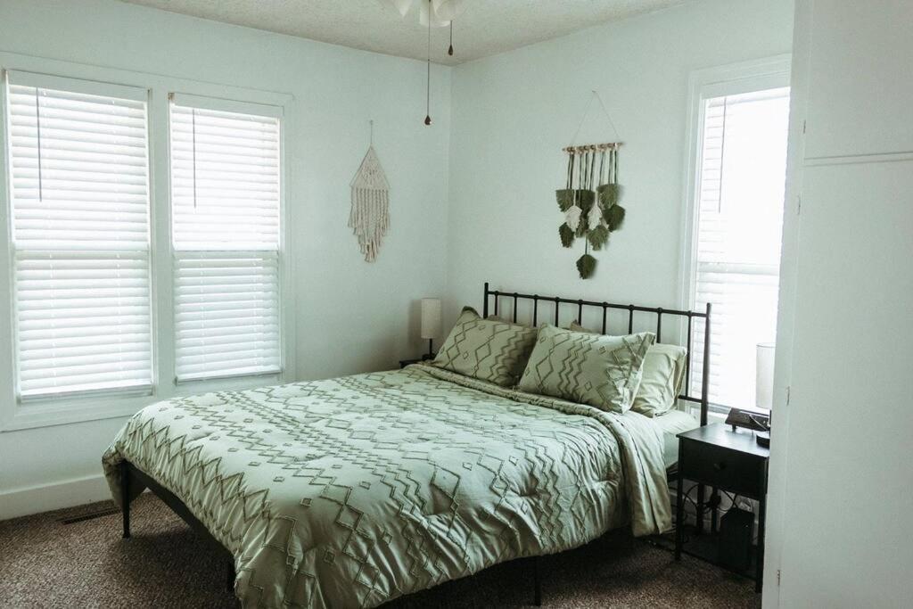 Bluebird Cottage, Walking Distance To Fairgrounds 哈金森 外观 照片